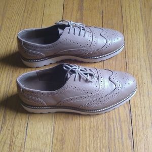 Oxford Style Shoes size 9 in Tan